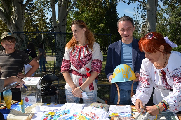 На волонтерському ярмарку у Запоріжі діти пишуть зворушливі листи бійцям