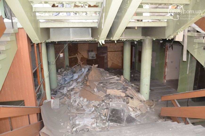 Що залишилося від будівлі міськради Маріуполя після захоплення бойовиками (ФОТО, ВІДЕО) - фото 10