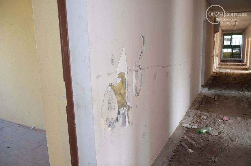Що залишилося від будівлі міськради Маріуполя після захоплення бойовиками (ФОТО, ВІДЕО) - фото 13