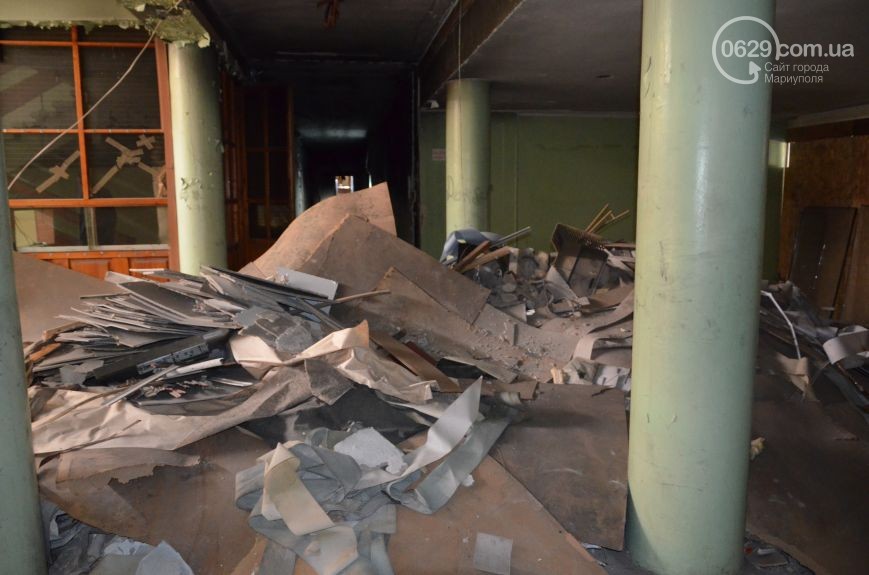 Що залишилося від будівлі міськради Маріуполя після захоплення бойовиками (ФОТО, ВІДЕО) - фото 2