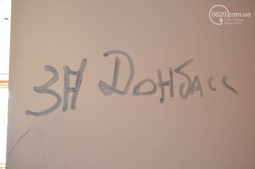 Що залишилося від будівлі міськради Маріуполя після захоплення бойовиками (ФОТО, ВІДЕО) - фото 19