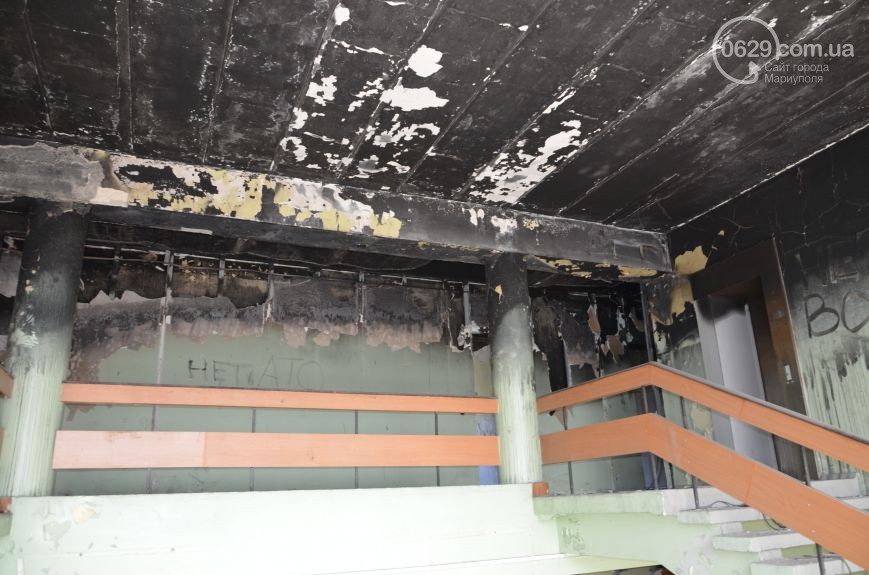 Що залишилося від будівлі міськради Маріуполя після захоплення бойовиками (ФОТО, ВІДЕО) - фото 25