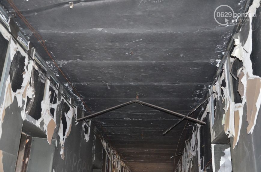 Що залишилося від будівлі міськради Маріуполя після захоплення бойовиками (ФОТО, ВІДЕО) - фото 33