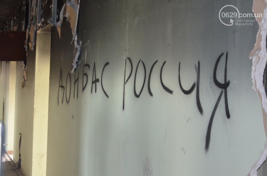 Що залишилося від будівлі міськради Маріуполя після захоплення бойовиками (ФОТО, ВІДЕО) - фото 35
