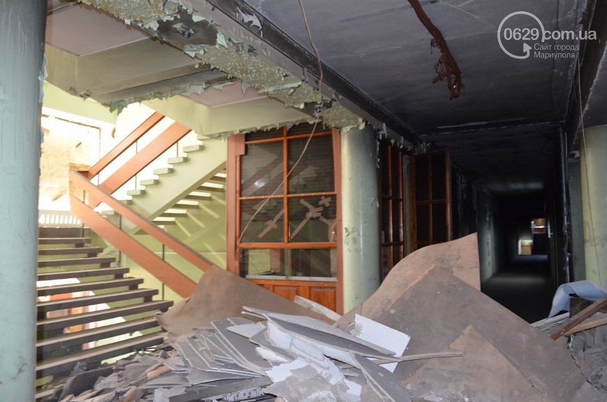Що залишилося від будівлі міськради Маріуполя після захоплення бойовиками (ФОТО, ВІДЕО) - фото 6