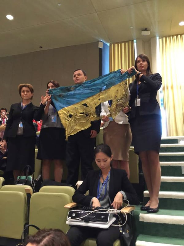 Під час виступу Путіна в ООН у залі тримали розстріляний прапор з АТО (ФОТОФАКТ) - фото 1