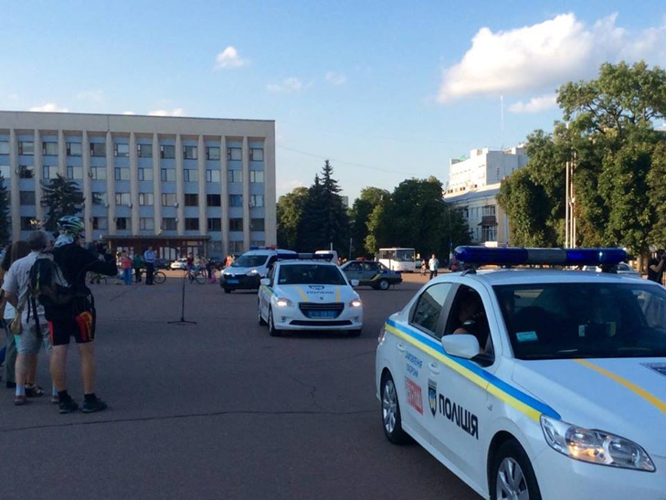 Сьогодні на головному майдані Хмельницького поліція провела показовий інструктаж - фото 3