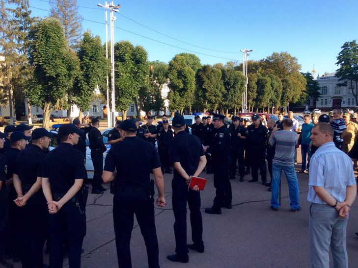 Сьогодні на головному майдані Хмельницького поліція провела показовий інструктаж - фото 8