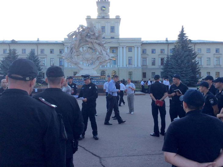 Сьогодні на головному майдані Хмельницького поліція провела показовий інструктаж - фото 9