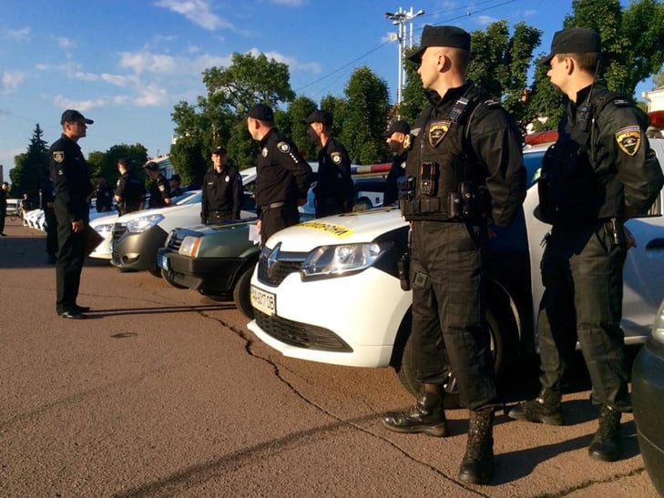 Сьогодні на головному майдані Хмельницького поліція провела показовий інструктаж - фото 2