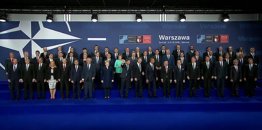 На спільній фотографії саміту НАТО Порошенка поставили у центрі - фото 1 На спільній фотографії саміту НАТО Порошенка поставили у центрі - фото 1