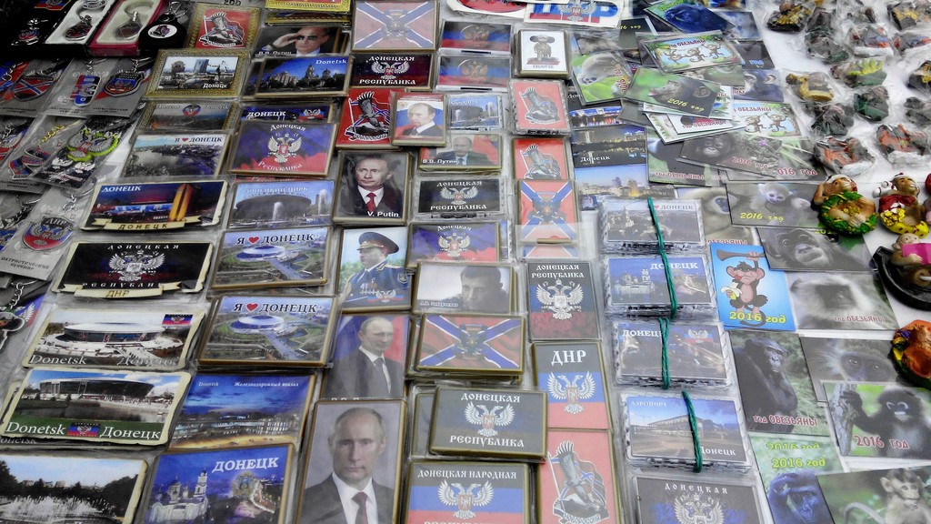 На різдвяному ярмарку у Донецьку продають Путіна і Захарченка (ФОТО) - фото 1