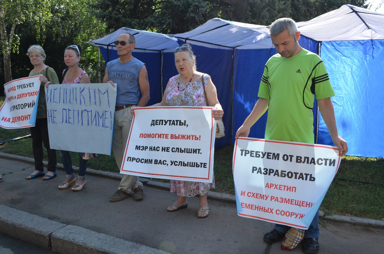 Під Миколаївською міськрадою знову пікетують "будкарі"