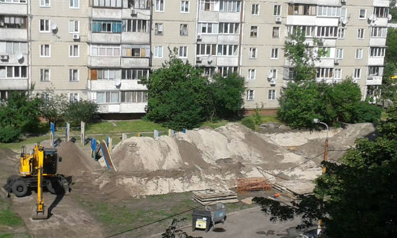 У Києві екскаватор вирив величезну яму прямо на дитячому майданчику (ФОТО) - фото 1