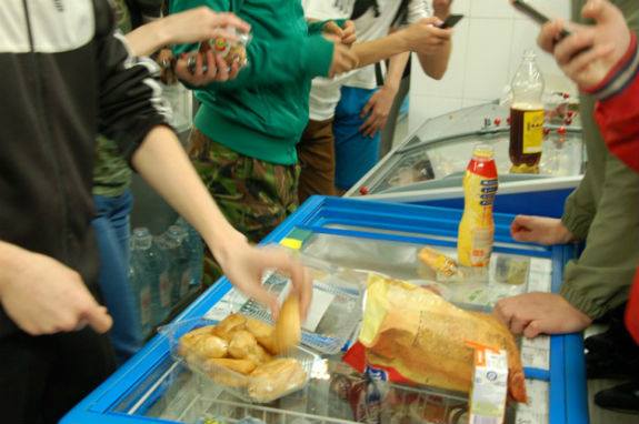Кияни розпочали "голодні бунти" у супермаркетах (ФОТО) - фото 2