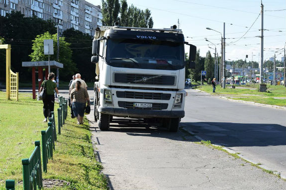 У Києві водій вантажівки став переможцем конкурсу "Паркуюсь, як мудак" - фото 1
