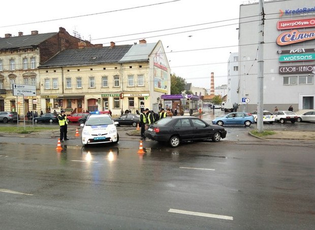 Львівські поліцейські традиційно розбили авто  - фото 1
