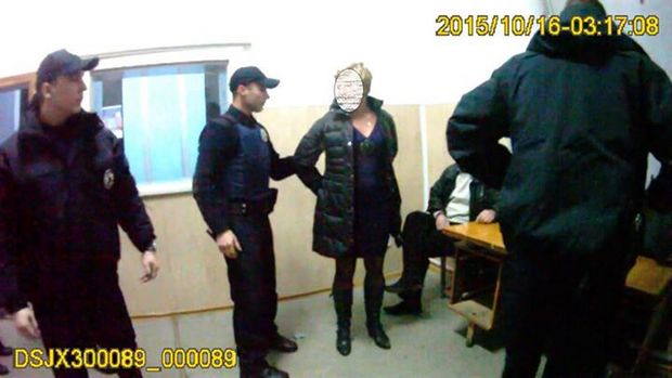 Львівська вчителька вищої категорії жорстоко побила поліцейських - фото 1