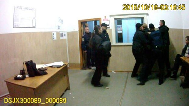 Львівська вчителька вищої категорії жорстоко побила поліцейських - фото 2