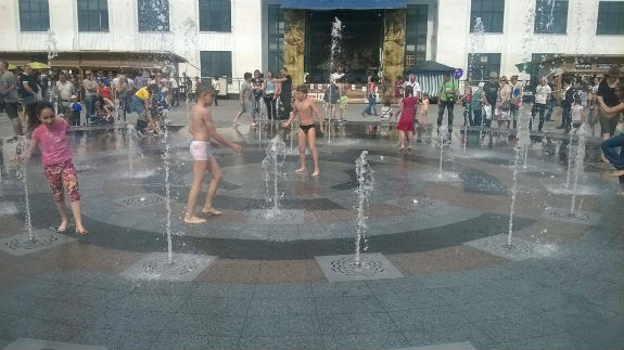 Як маленькі кияни купалися у фонтані на Поштовій площі  - фото 3
