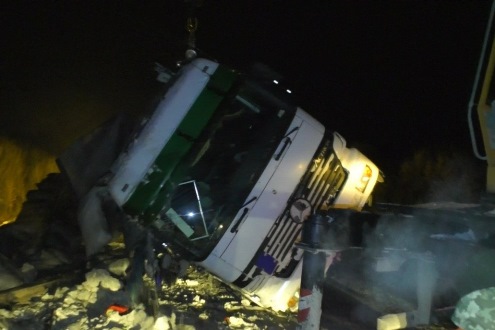 Рятувальники допомогли ліквідувати наслідки ДТП з вантажівкою на Сумщині  - фото 1