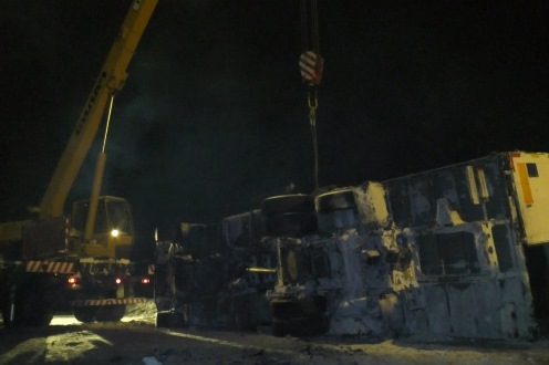 Рятувальники допомогли ліквідувати наслідки ДТП з вантажівкою на Сумщині  - фото 2