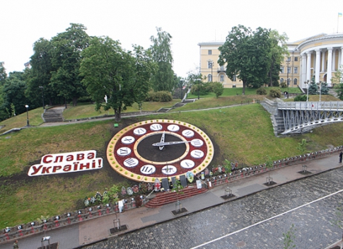 У центрі Києва запрацював новий квітковий годинник (ФОТО) - фото 1