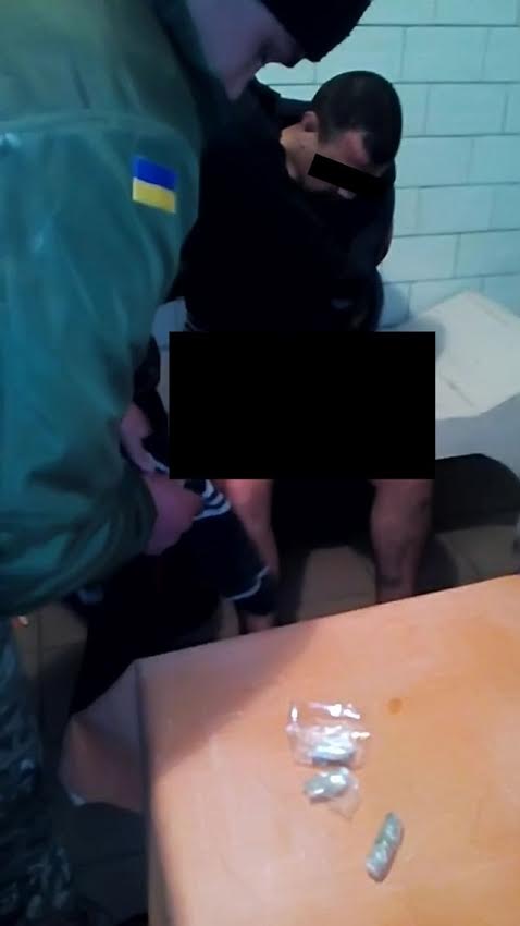 На Миколаївщині зек, що сидить в колонії, ховав наркотики у трусах - фото 1