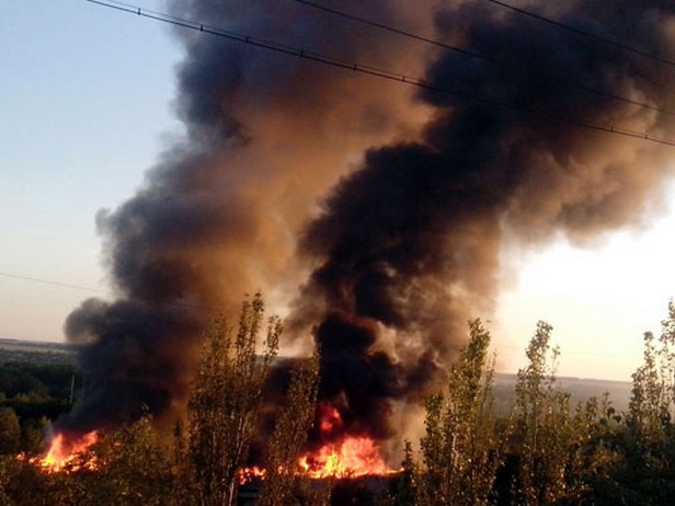 У Донецьку почалася сильна пожежа - фото 3