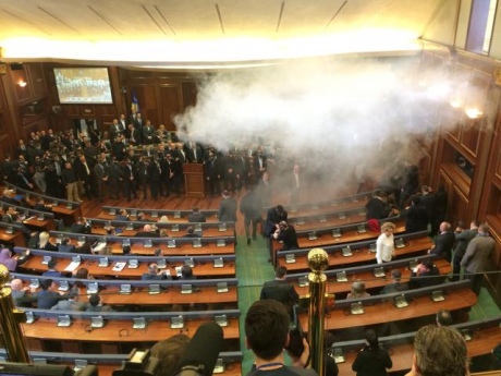 Опозиція в Косово знову розпилила сльозогінний газ в парламенті - фото 1