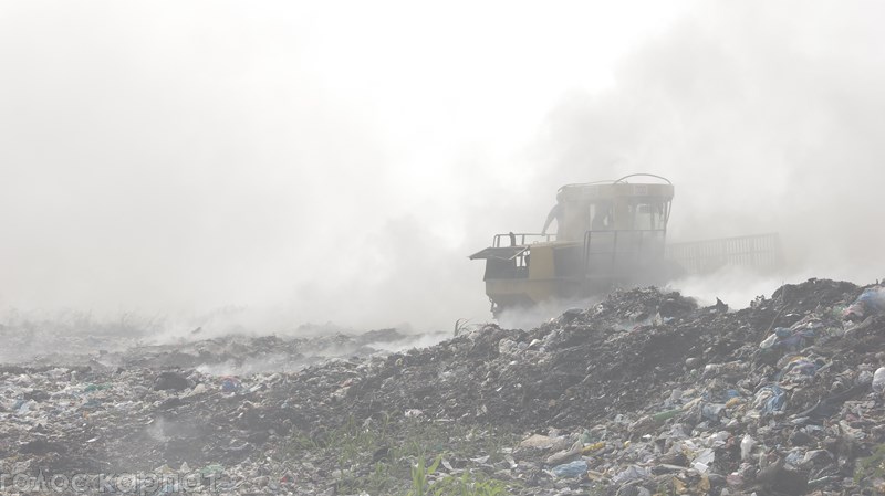 На Закарпатті горить сміттєзвалище, люди потерпають від смороду - фото 2