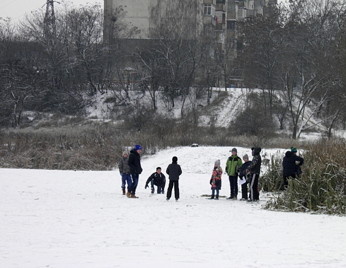 Закарпатські рятувальники вийшли на лід разом з дітьми - фото 1