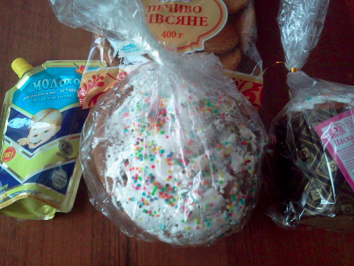 Кіровоградський екс-нардеп-"тушка" роздає пакунки до Великодня через п’ять днів після Великодня - фото 2