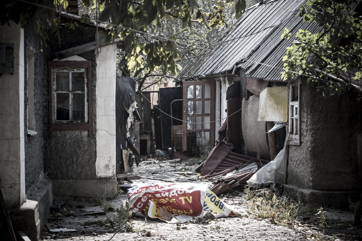 Що залишилося від селища Піски: 16 людей, руїни, міни (ФОТОРЕПОРТАЖ) - фото 3