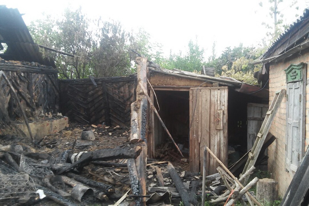 На Харківщині палав приватний будинок: постраждав чоловік - фото 1