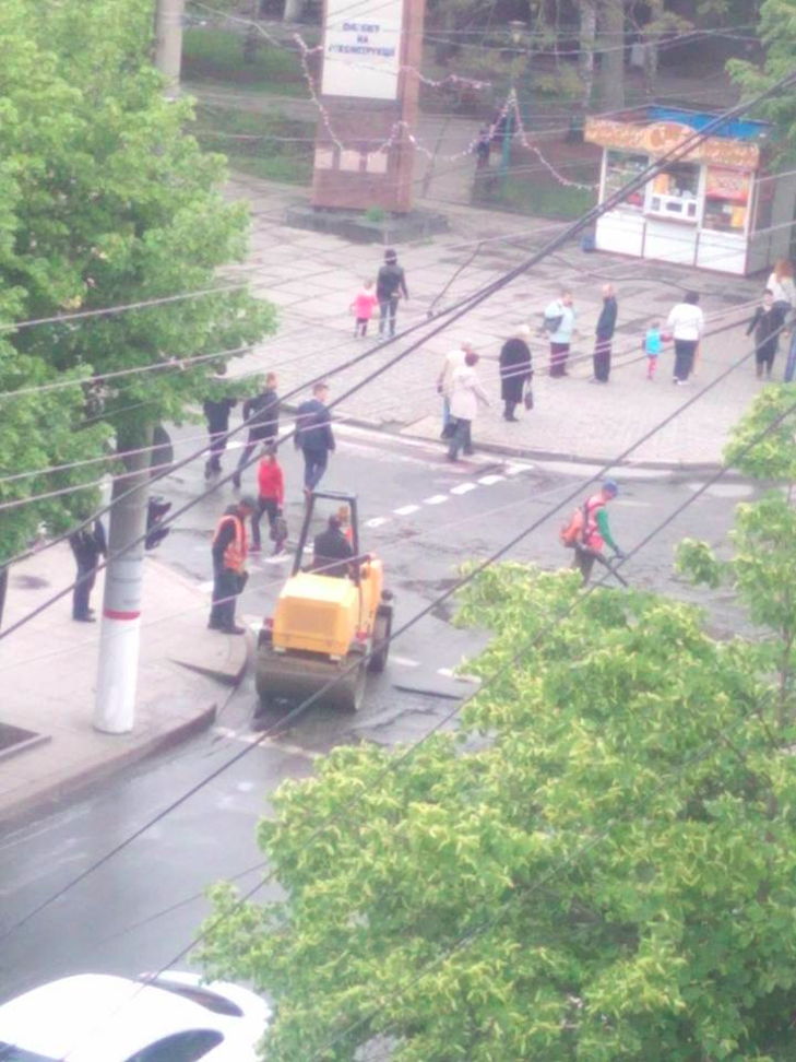 У Кіровограді під час зливи клали асфальт - фото 1