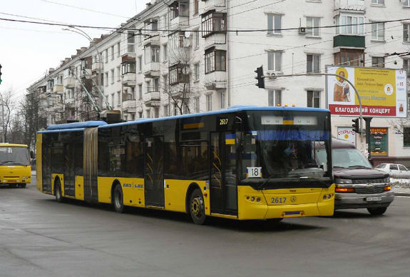 Новий "герой парковки": У Києві автомобіль зупинив тролейбуси (ФОТО) - фото 1