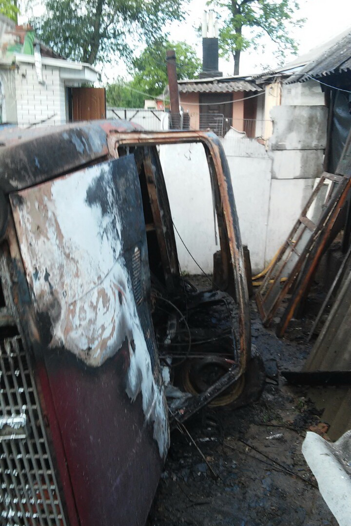 Під Харковом через палаюче авто ледь не згоріли три будинки   - фото 1