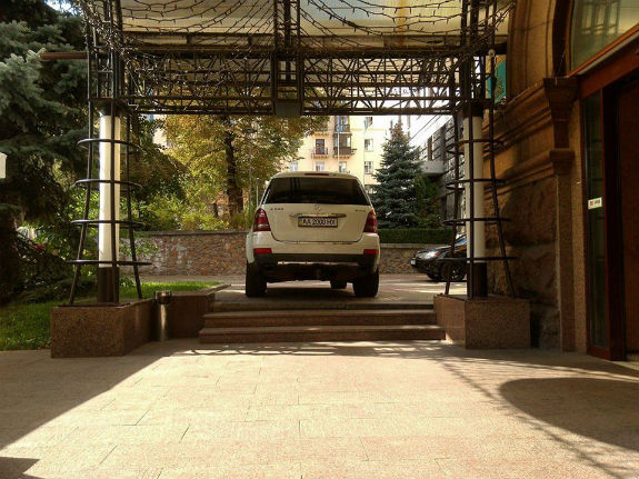 У Києві водій джипу виграв конкурс "Паркуюсь, як дегенерат" - фото 1