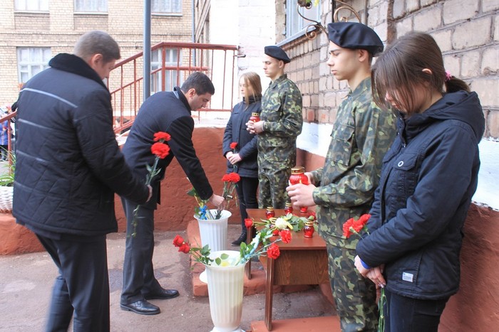 У Кривому Розі встановили меморіальну дошку загиблому під Дебальцево бійцю - фото 1