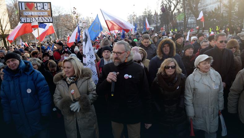 По всій Польщі проходять тривають масові антиурядові протести - фото 1
