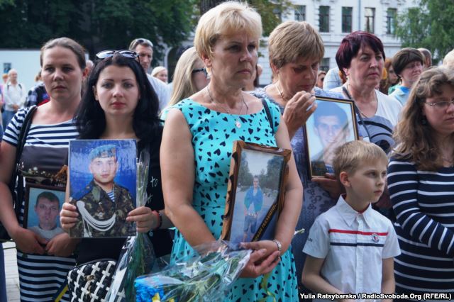 Як у Дніпрі вшанували пам’ять загиблих у збитому під Луганськом літаку (ФОТО) - фото 2