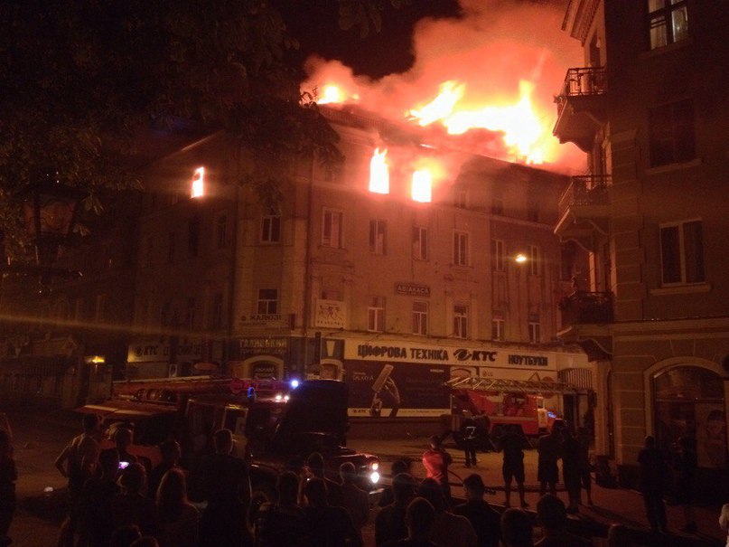 В історичній частині Тернополя спалахнула велика пожежа (ФОТО) - фото 1