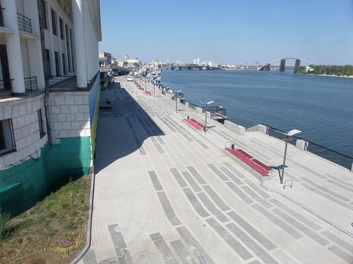 У Києві відкрили Поштову площу: Без парковки, без велодоріжки та без пандусів  - фото 5