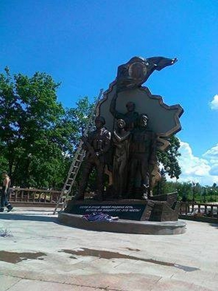 У центрі Луганська встановили бронзовий "шедевр" у стилі "совка" (ФОТО) - фото 1