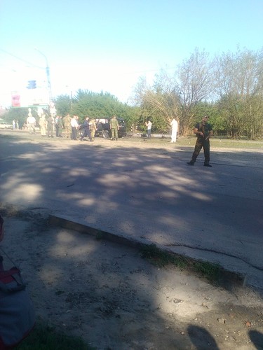 В Луганську підірвали автівку, коли повз неї проїжджав броньовик Плотницького (ФОТО) - фото 2