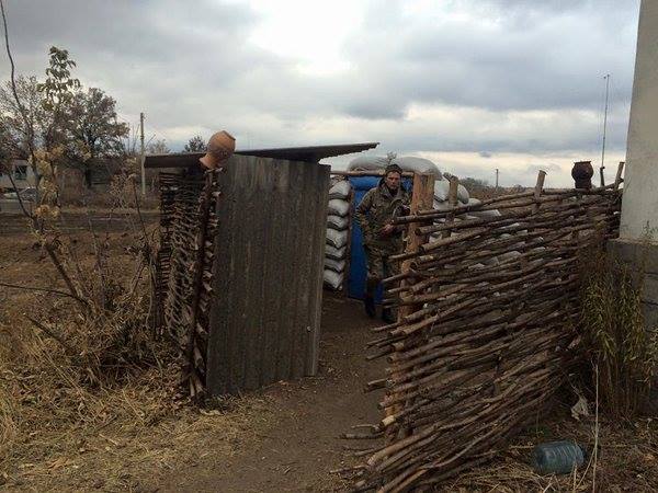 Як бійці облаштували бліндаж на передовій, поставили навіть тин з горщиками (ФОТО) - фото 3