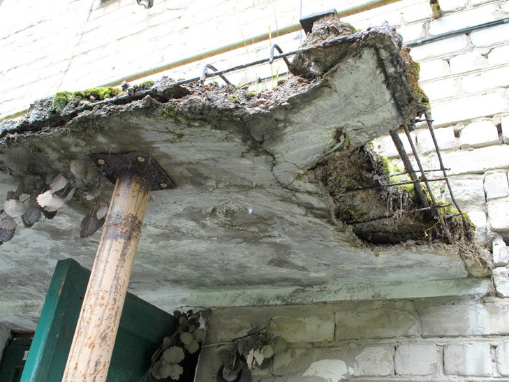 У селищі на Сумщині руйнується житлова двоповерхівка  - фото 2