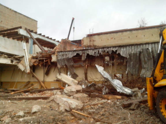 У Харкові екскаватором зруйнували будівлю колишнього кінотеатру ім. Орджонікідзе - фото 1