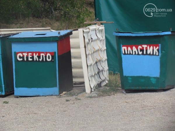 У Маріуполі з'явилися смітники, в кольорах Правого сектора - фото 2